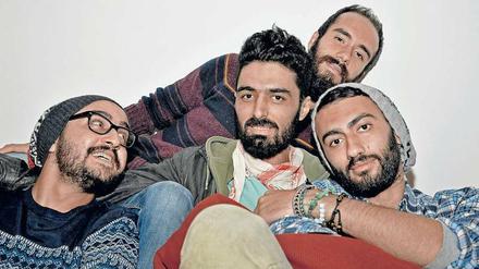 Der Sänger Anas Maghrebi ist umringt von seinen Bandmitgliedern Louay Kanawati (rechts), Hekmat Qassar (hinten) und Muhammad Bazz (links). Die Band würde gerne zusammen in Berlin bleiben.