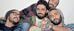Der Sänger Anas Maghrebi ist umringt von seinen Bandmitgliedern Louay Kanawati (rechts), Hekmat Qassar (hinten) und Muhammad Bazz (links). Die Band würde gerne zusammen in Berlin bleiben.