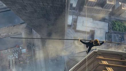 Philippe Petit (Joseph Gordon-Levitt) balanciert auf dem 60 Meter langen Seil zwischen den Türmen des World Trade Center.