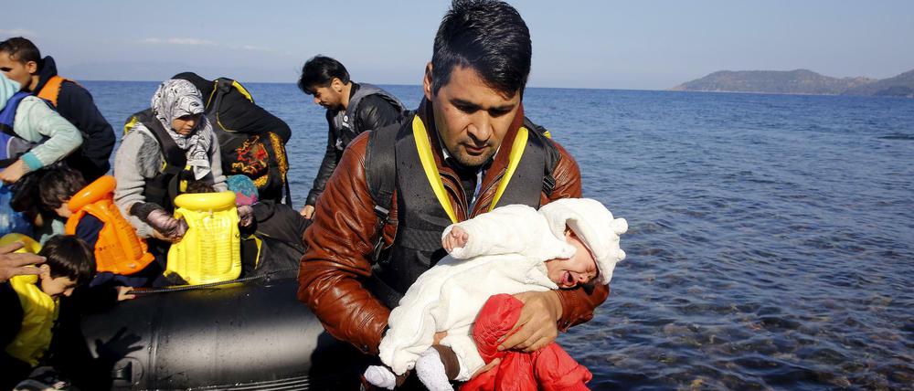 Ein afghanischer Flüchtling mit seinem Baby auf der Insel Lesbos.
