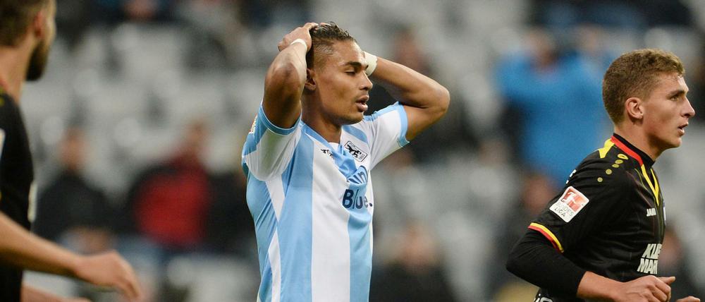 Rubin Okotie (M) von München ärgert sich über eine vergebene Chance. 
