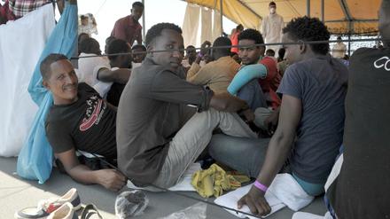 Das soll es möglichst nicht mehr geben: Flüchtlinge aus Eritrea im September 2015 an Deck der deutschen Fregatte Schleswig-Holstein im Mittelmeer.