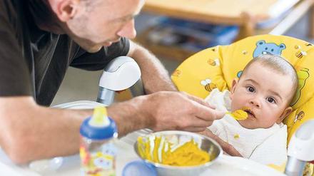 Viele Unternehmen haben erkannt, dass Väter sich mehr um ihre Kinder kümmern wollen. 