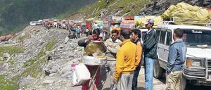 Schmackhaftes aus der Garküche. Wenn es für die Fahrzeuge nicht weitergeht, eilen fliegende Händler herbei. Ein kleiner Verdienst springt immer heraus.