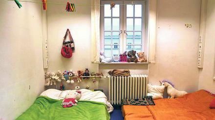 So gut wie möglich hat sich eine syrische Familie die frühere Amtsstube eingerichtet. 