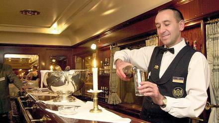 Geschüttelt oder gerührt? Das ist nicht die Frage an der Bar im Orient-Express. In Bewegung kommt während der Fahrt schließlich jeder Drink. 