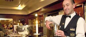 Geschüttelt oder gerührt? Das ist nicht die Frage an der Bar im Orient-Express. In Bewegung kommt während der Fahrt schließlich jeder Drink. 