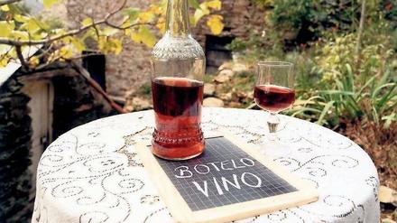 Keine Kunst. Was hier auf dem Tisch steht, lernt jeder Esperanto-Schüler im Nu: eine Flasche Wein.