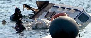 Das Unglücksschiff. Auch ein Baby ertrank kurz vorm Ufer. Ein Schlepperboot und ein Schiff der Küstenwache kollidierten.