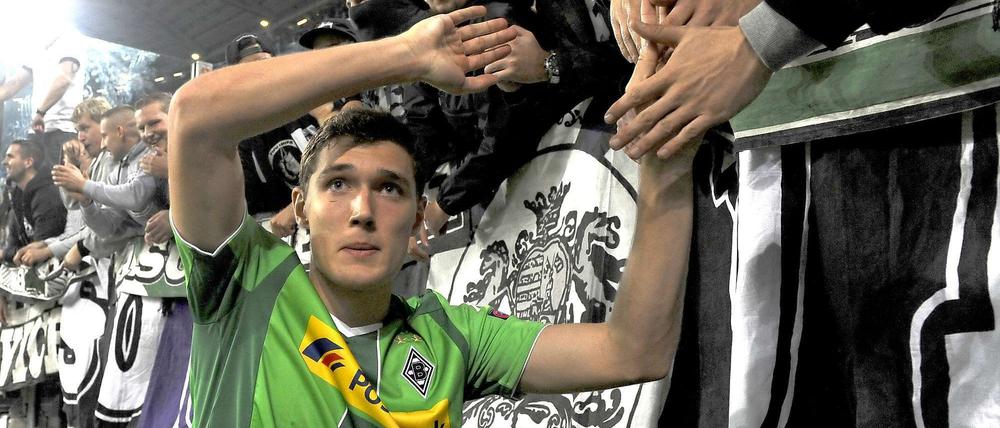 Gutes Ende der Dienstreise. Andreas Christensen bedankt sich beim Gladbacher Anhang. 