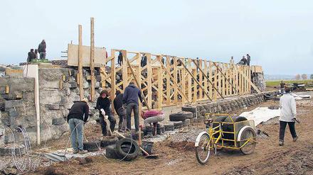 Der Rahmen des Gewächshauses ist fertig. Vorn das wichtigste Baumaterial: alte Autoreifen.