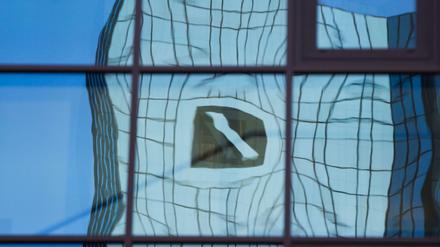 Verzerrt spiegelt sich am 21.05.2015 in Frankfurt am Main (Hessen) das Logo der Deutschen Bank in einer Glasfassade.
