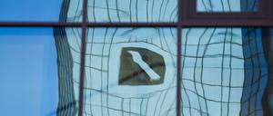 Verzerrt spiegelt sich am 21.05.2015 in Frankfurt am Main (Hessen) das Logo der Deutschen Bank in einer Glasfassade. 