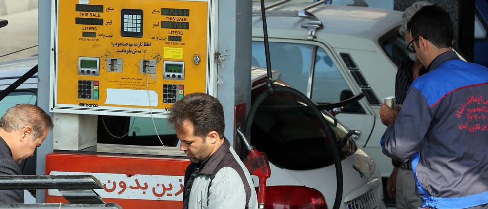 Iranische Autofahrer an einer Tankstelle in der Hauptstadt Teheran.