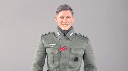 Der Soldat namens «Bastian» ist auf der Website der Hongkonger Firma DID als Spielzeugfigur in verschiedenen Uniformen abgebildet, die an die der deutschen Wehrmacht im Zweiten Weltkrieg erinnern. Fußball-Nationalspieler Bastian Schweinsteiger (31) wehrt sich gegen das chinesische Unternehmen, das eine ihm ähnelnde Spielzeugfigur in einer Art Wehrmachtsuniform vertreibt. 