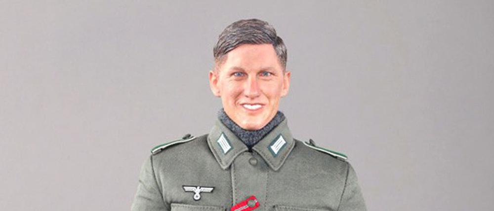 Der Soldat namens «Bastian» ist auf der Website der Hongkonger Firma DID als Spielzeugfigur in verschiedenen Uniformen abgebildet, die an die der deutschen Wehrmacht im Zweiten Weltkrieg erinnern. Fußball-Nationalspieler Bastian Schweinsteiger (31) wehrt sich gegen das chinesische Unternehmen, das eine ihm ähnelnde Spielzeugfigur in einer Art Wehrmachtsuniform vertreibt. 