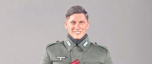 Der Soldat namens «Bastian» ist auf der Website der Hongkonger Firma DID als Spielzeugfigur in verschiedenen Uniformen abgebildet, die an die der deutschen Wehrmacht im Zweiten Weltkrieg erinnern. Fußball-Nationalspieler Bastian Schweinsteiger (31) wehrt sich gegen das chinesische Unternehmen, das eine ihm ähnelnde Spielzeugfigur in einer Art Wehrmachtsuniform vertreibt. 