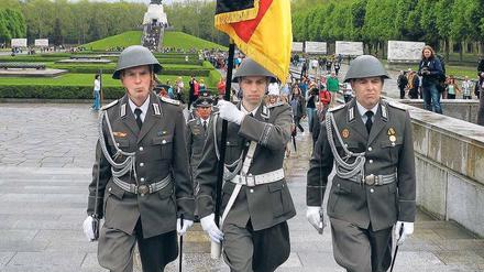 In Reih’ und Glied. Ältere Männer, denen man ansieht, dass sie das Marschieren gelernt haben, legen am 9. Mai 2013 einen Kranz nieder am Sowjetischen Ehrenmal im Treptower Park.