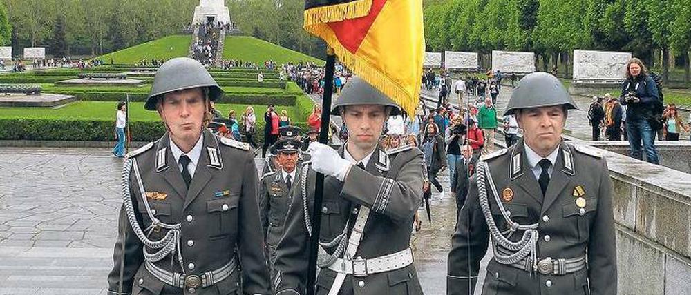 In Reih’ und Glied. Ältere Männer, denen man ansieht, dass sie das Marschieren gelernt haben, legen am 9. Mai 2013 einen Kranz nieder am Sowjetischen Ehrenmal im Treptower Park.