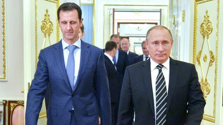 Im Gleichschritt: Syriens Machthaber Baschar al-Assad traf sich überraschend in Moskau mit Wladimir Putin (r.).