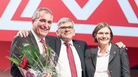 Haben gut lachen: Kassenwart Jürgen Kerner (l.) sowie die beiden Vorsitzenden Jörg Hofmann und Christiane Benner nach der Wahl am Dienstag. 