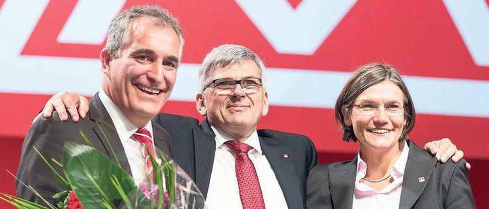 Haben gut lachen: Kassenwart Jürgen Kerner (l.) sowie die beiden Vorsitzenden Jörg Hofmann und Christiane Benner nach der Wahl am Dienstag.