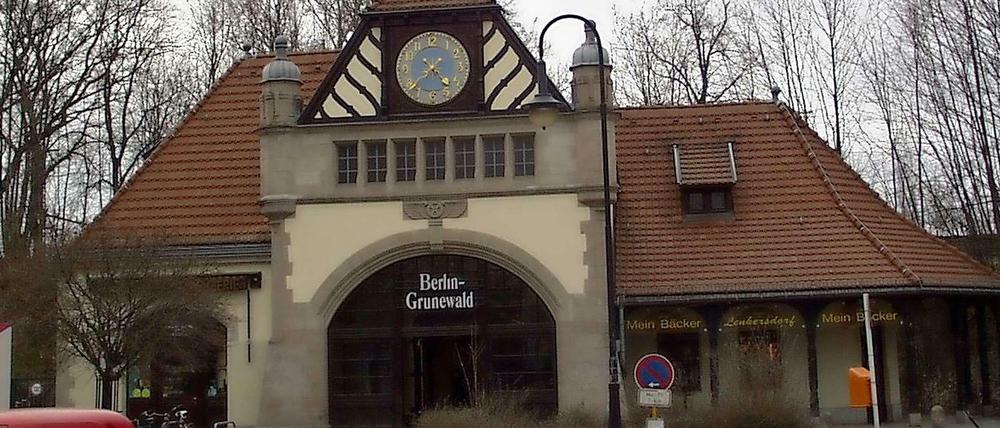 Das Eingangsgebäude des Bahnhofs Grunewald.