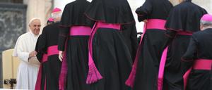 Von Krankheit keine Spur. Papst Franziskus empfing am Mittwoch Bischöfe bei seiner wöchentlichen Generalaudienz. 