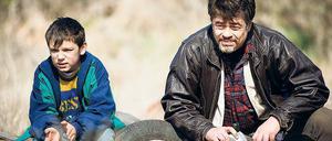 Ersatzvater. Nikola (Eldar Residovic) will seinen Ball wiederhaben, der NGO-Teamchef Mambrú (Benicio del Toro) hilft ihm.