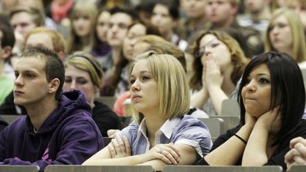 Diese Dreier-Konstellation wäre im Studentenwohnheim Hechtsheim nicht zulässig: Studierende an der Uni Mainz.