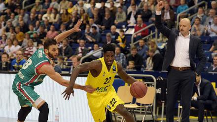 Will Cherry (Bildmitte) zieht an Reggio Emilias Alessandro Lever vorbei. Alba-Trainer Sasa Obradovic weiß noch nicht, wie er das findet.