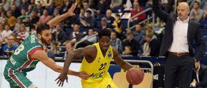 Will Cherry (Bildmitte) zieht an Reggio Emilias Alessandro Lever vorbei. Alba-Trainer Sasa Obradovic weiß noch nicht, wie er das findet.