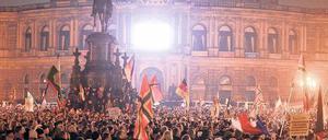 Zwischen 15.000 und 20.000 Pegida-Anhänger versammelten sich am Montagabend in Dresden vor der Semperoper.