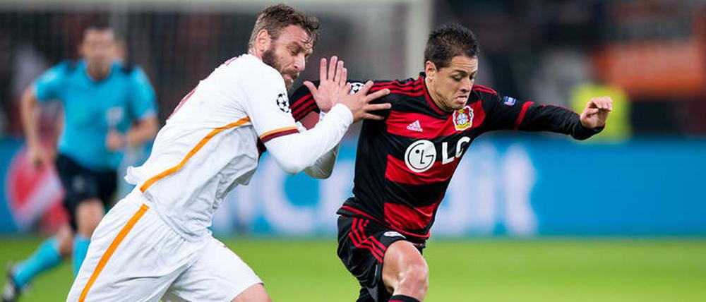 Die Männer der ersten Halbzeit: Daniele de Rossi und Javier Hernandez (r.) trafen jeweils doppelt für ihre Teams.
