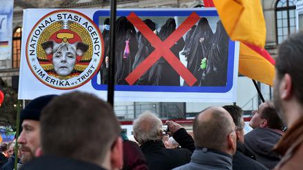 Mehrere tausend Pegida Anhänger demonstrieren am 12.10.2015 in Dresden auf dem Theaterplatz.