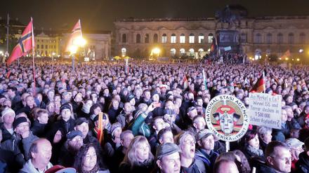 Pegida-Demonstranten feiern am Montag, 19.10.2015 vor der Dresdner Semperoper das einjährige Bestehen ihrer "Bewegung".