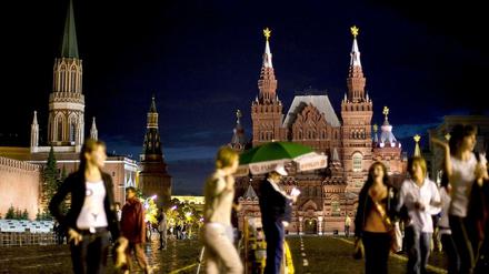 Ein Händler verkauft Andenken vor dem Kreml: Die Wirtschaft muss beim Neustart mit Russland eine große Rolle spielen, sagt unser Gastautor.