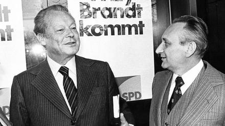 Es braucht eine Erneuerung von Willy Brandts Annäherungspolitik, schreibt die Vorsitzende der Linksfraktion, Sahra Wagenknecht. Brandt ist hier im Bild mit dem Architekten von Brandts Ostpolitik, Egon Bahr.