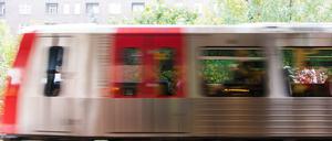 Eine U-Bahn fährt am 19.10.2015 in Hamburg in den Bahnhof Hoheluftbrücke ein. Der Verdacht gegen eine Frau, die ihren elf Jahre alten Sohn an dem Bahnhof vor eine U-Bahn gestoßen haben soll, hat sich nach Angaben der Polizei erhärtet. Der Junge wurde bei dem Zwischenfall am Sonntagnachmittag schwer verletzt.