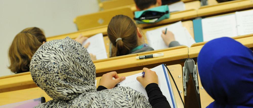 Studieren mit Kopftuch - Ja. Lehrerin werden aber nicht?