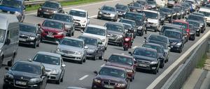 Zahlreiche Autos auf der A9 in Fahrtrichtung Süden bei Allershausen (Bayern).