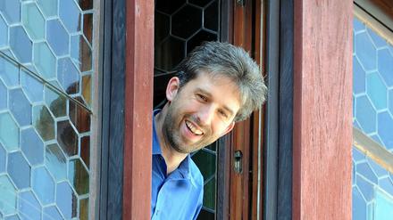 Der Tübinger Oberbürgermeister Boris Palmer (Bündnis 90/Die Grünen) am Fenster seines Rathauses.