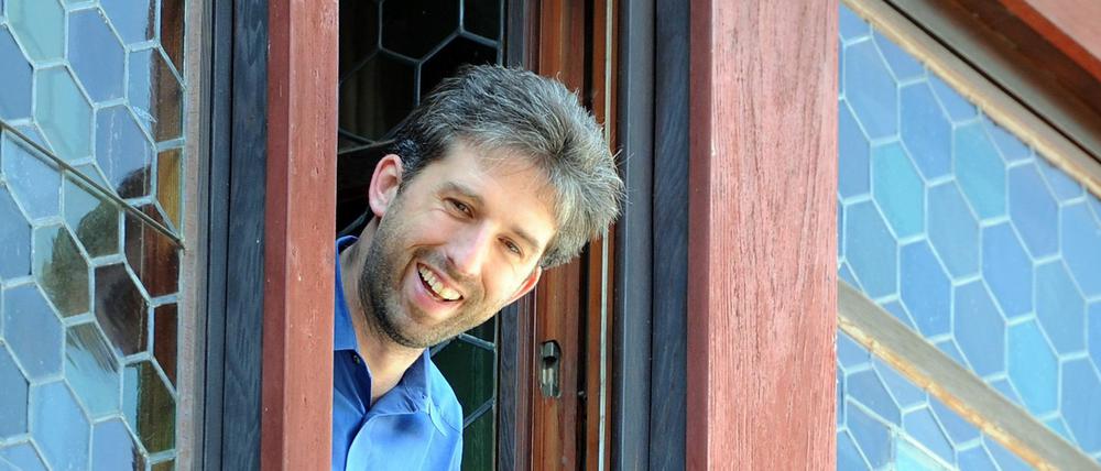Der Tübinger Oberbürgermeister Boris Palmer (Bündnis 90/Die Grünen) am Fenster seines Rathauses.
