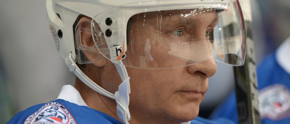 Robustes Vorgehen gegen unabhängige Medien und die Zivilgesellschaft: Russlands Präsident Wladimir Putin posiert im Hockey-Dress.