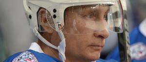 Robustes Vorgehen gegen unabhängige Medien und die Zivilgesellschaft: Russlands Präsident Wladimir Putin posiert im Hockey-Dress.