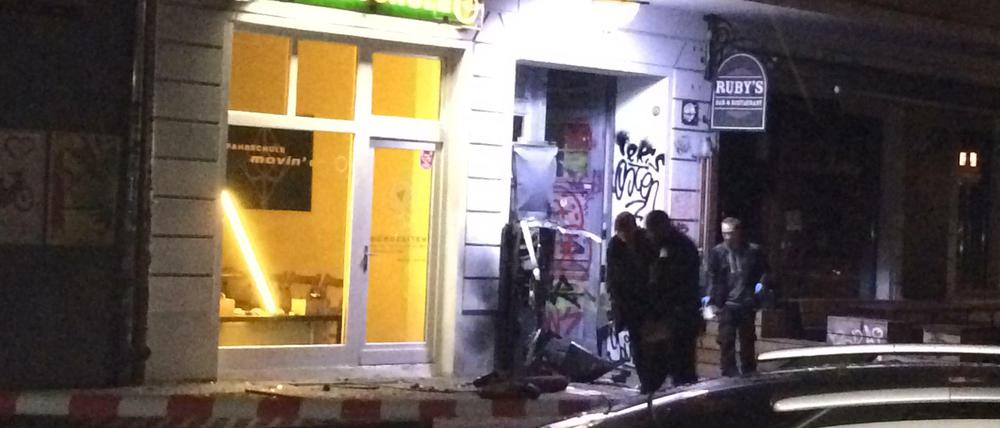 Polizisten bei der Untersuchung des Tatorts in der Skalitzer Straße. Der Geldautomat befand sich zwischen einer Fahrschule und einem Hauseingang.