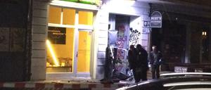 Polizisten bei der Untersuchung des Tatorts in der Skalitzer Straße. Der Geldautomat befand sich zwischen einer Fahrschule und einem Hauseingang.
