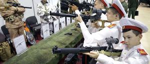 Auf Augenhöhe: Der russische Militärnachwuchs begutachtet Waffen auf einer Messe in Rostov am Don. Russland agiert auf der Weltbühne auf Augenhöhe mit den USA, sagt Gernot Erler.