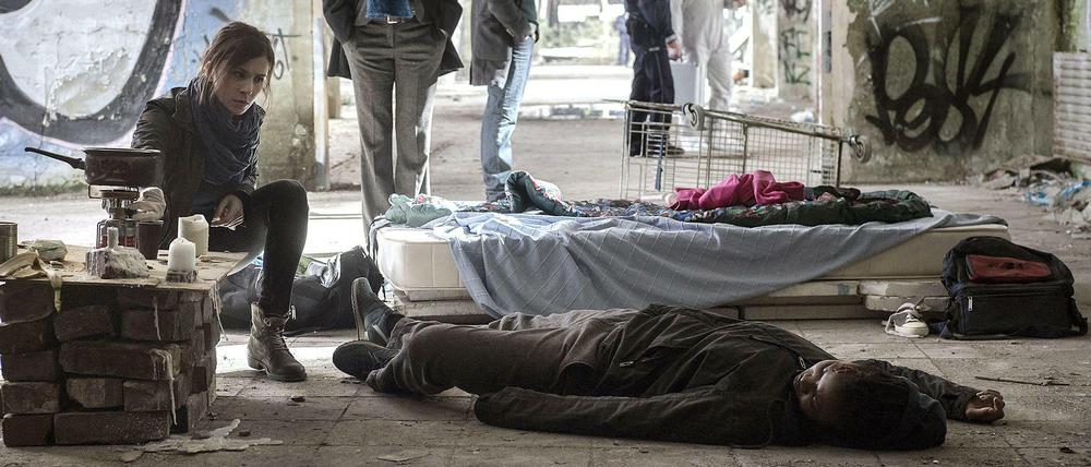Opfer des Fremdenhasses: Niara (Victoire Laly) wird tot aufgefunden. Nora Dalay (Aylin Tezel, l), Martina Βönisch (2.v.l.) und Daniel Kossik (Stefan Konarske, Mitte hinten) am Tatort.