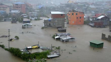 Schwere Überflutungen durch den Taifun Koppu auf den Philippinen. 